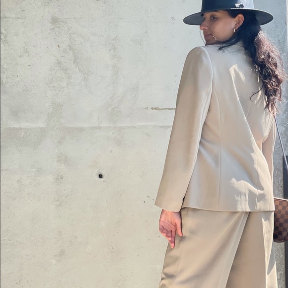 SUIT - Picture 7 of 7